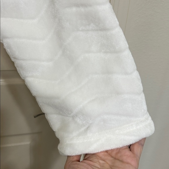 Plush Cream Chevron Bath Robe with Pockets and Belt Soft One Size Fits Most - Picture 3 of 10
